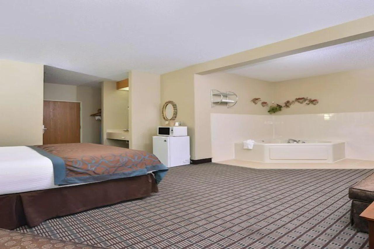 Regency Inn Geneseo Il I-80 Екстер'єр фото
